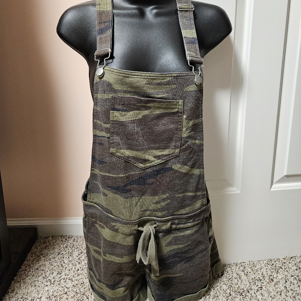Stylish Camouflage Overalls with Front Pocket - Picture 1 of 13